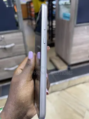 Sharp Aquos Sense 2 SHV43 32 GB Silver