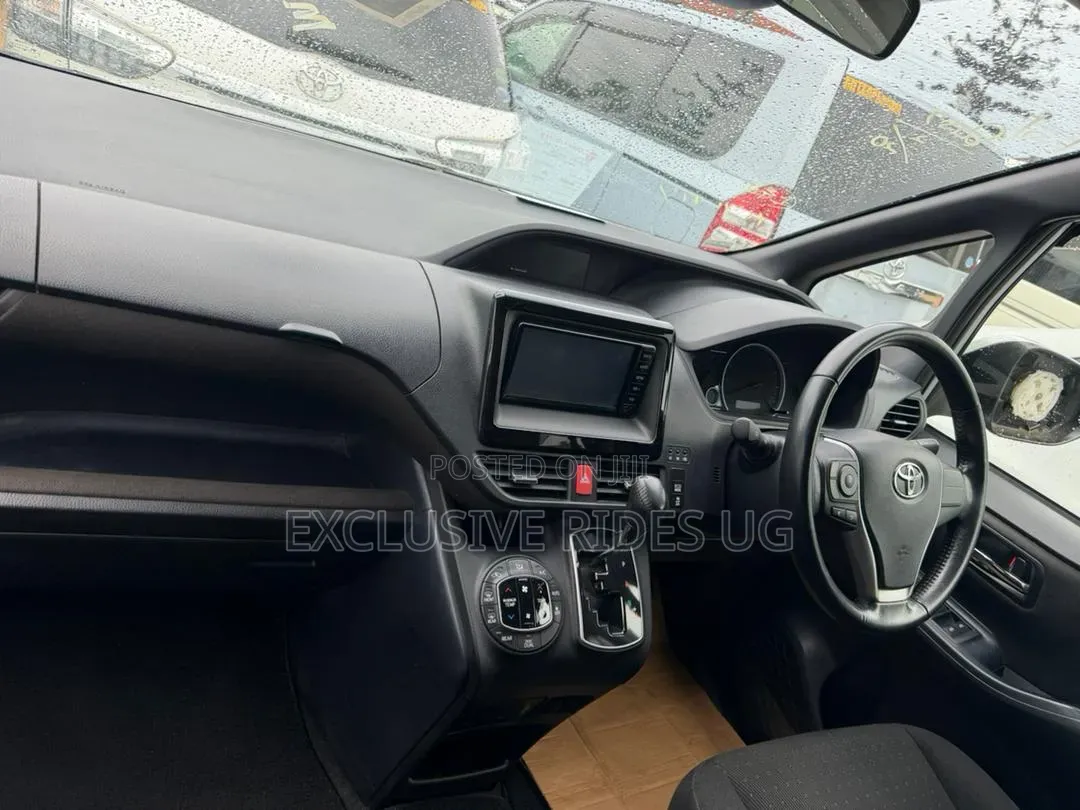 Toyota Noah 2.0 FWD (8 Seater) 2017 Silver