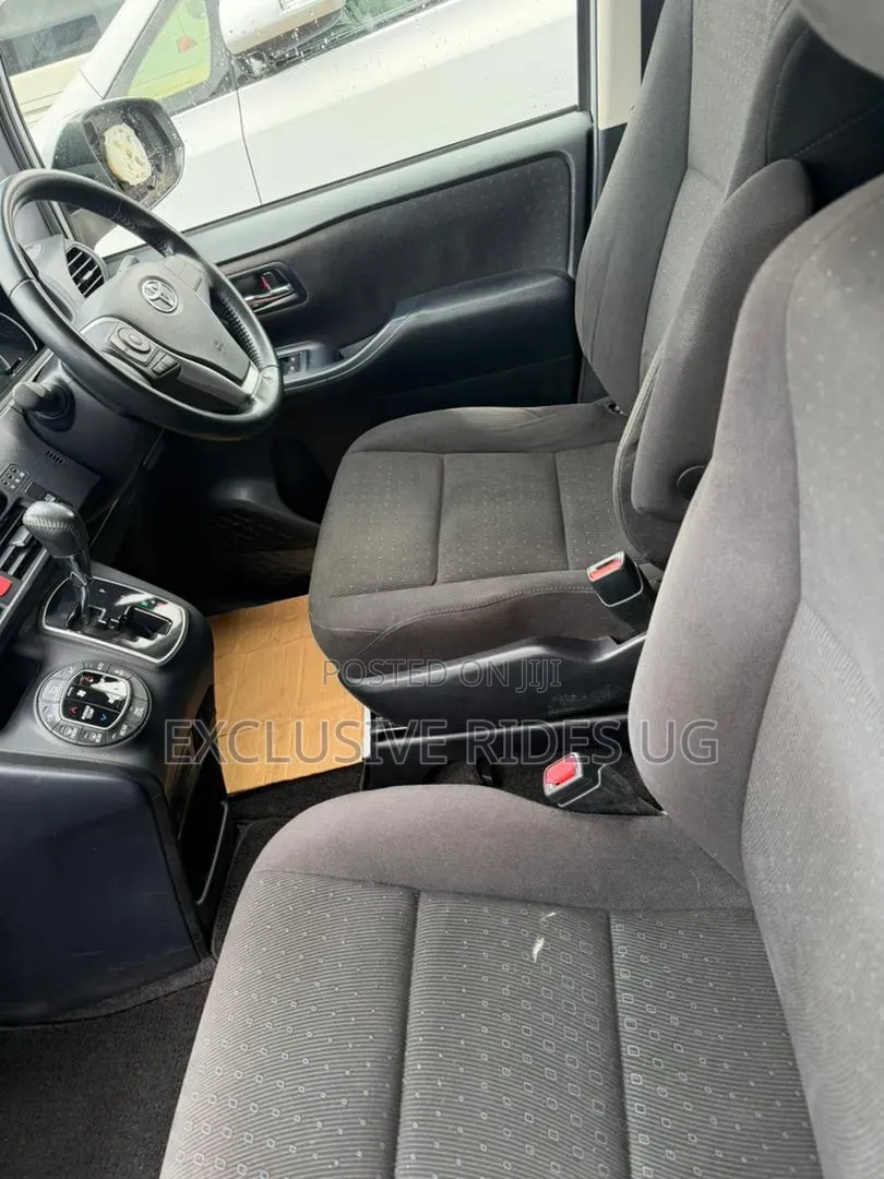 Toyota Noah 2.0 FWD (8 Seater) 2017 Silver
