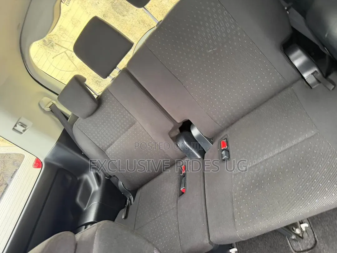 Toyota Noah 2.0 FWD (8 Seater) 2017 Silver