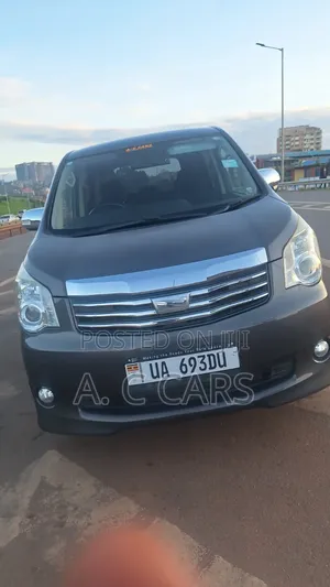 Toyota Noah 2.0 143hp YY FWD (5 Seater) 2012 Gray