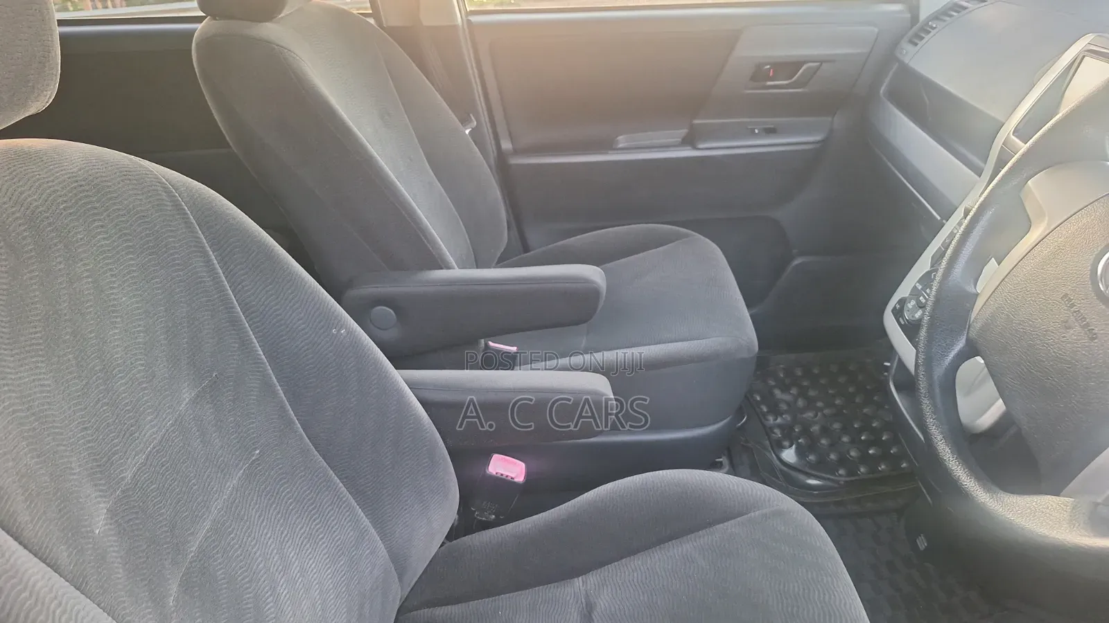 Toyota Noah 2.0 143hp YY FWD (5 Seater) 2012 Gray
