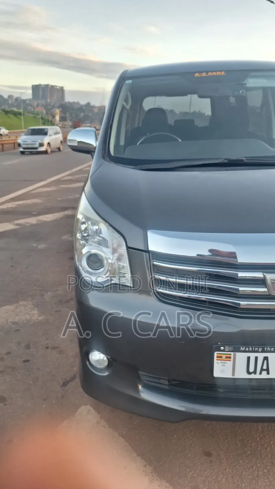 Toyota Noah 2.0 143hp YY FWD (5 Seater) 2012 Gray