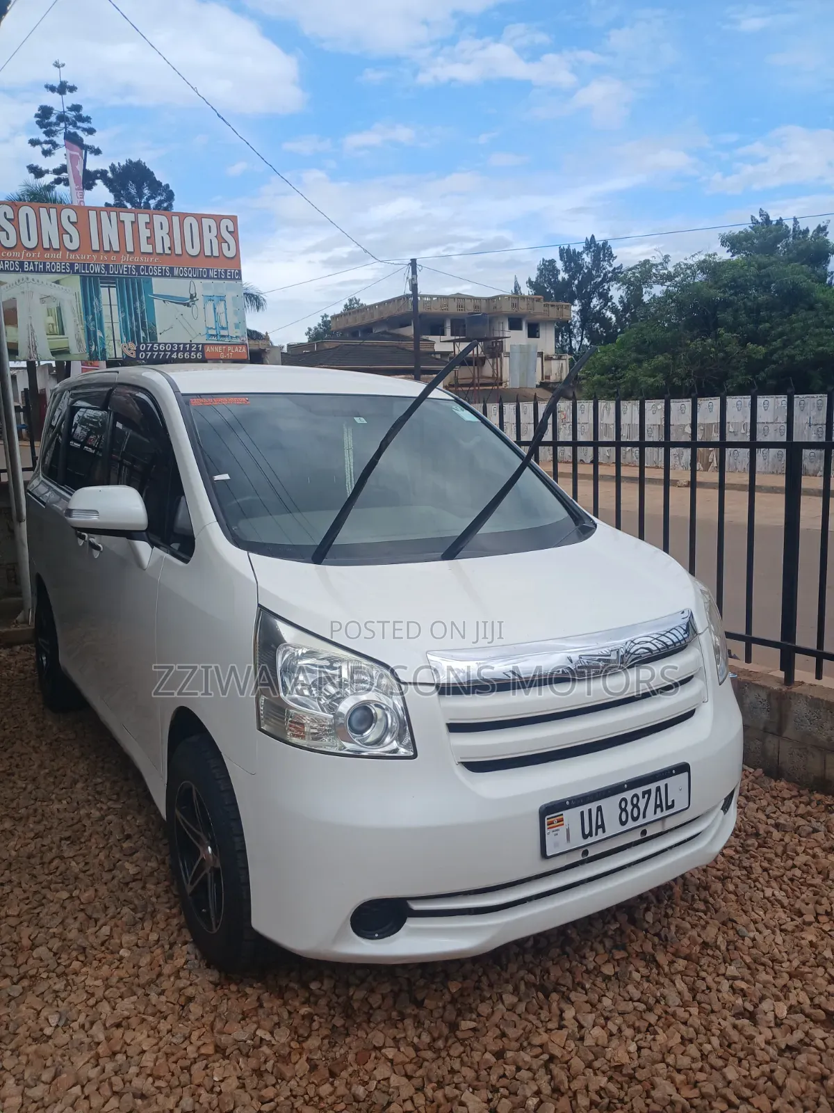 Toyota Noah 2.0 FWD (8 Seater) 2014 White