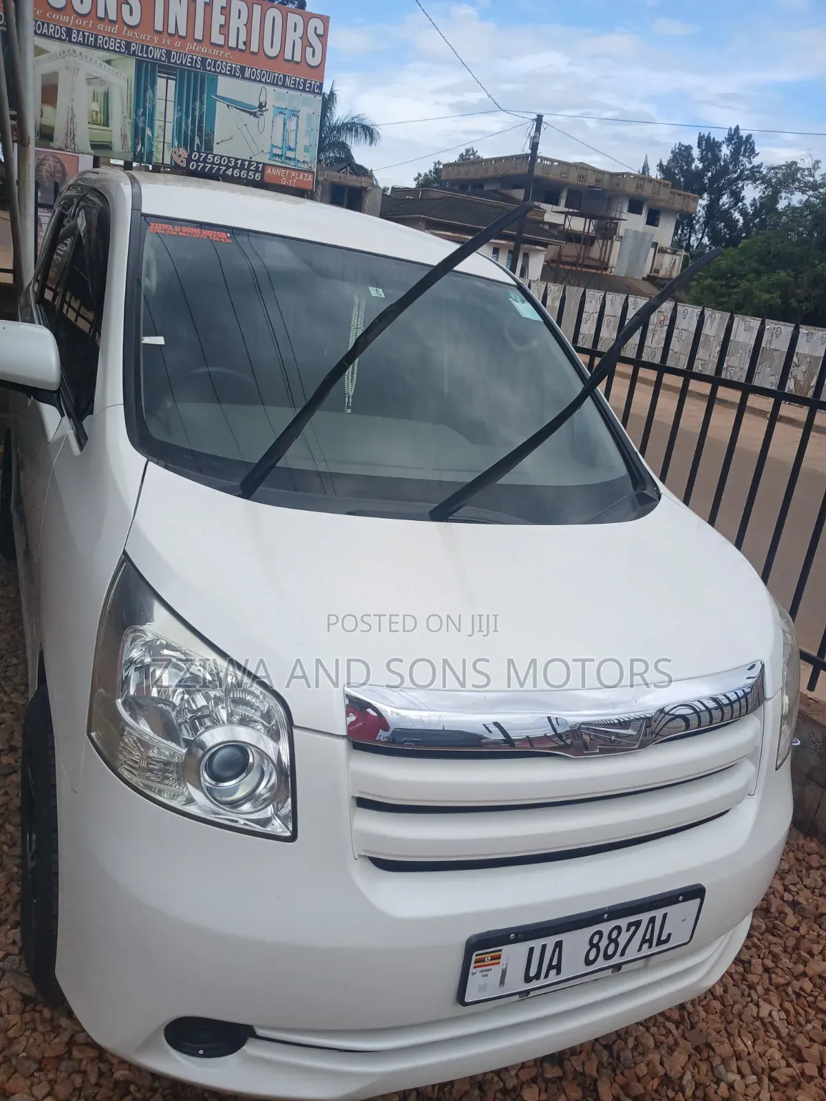 Toyota Noah 2.0 FWD (8 Seater) 2014 White