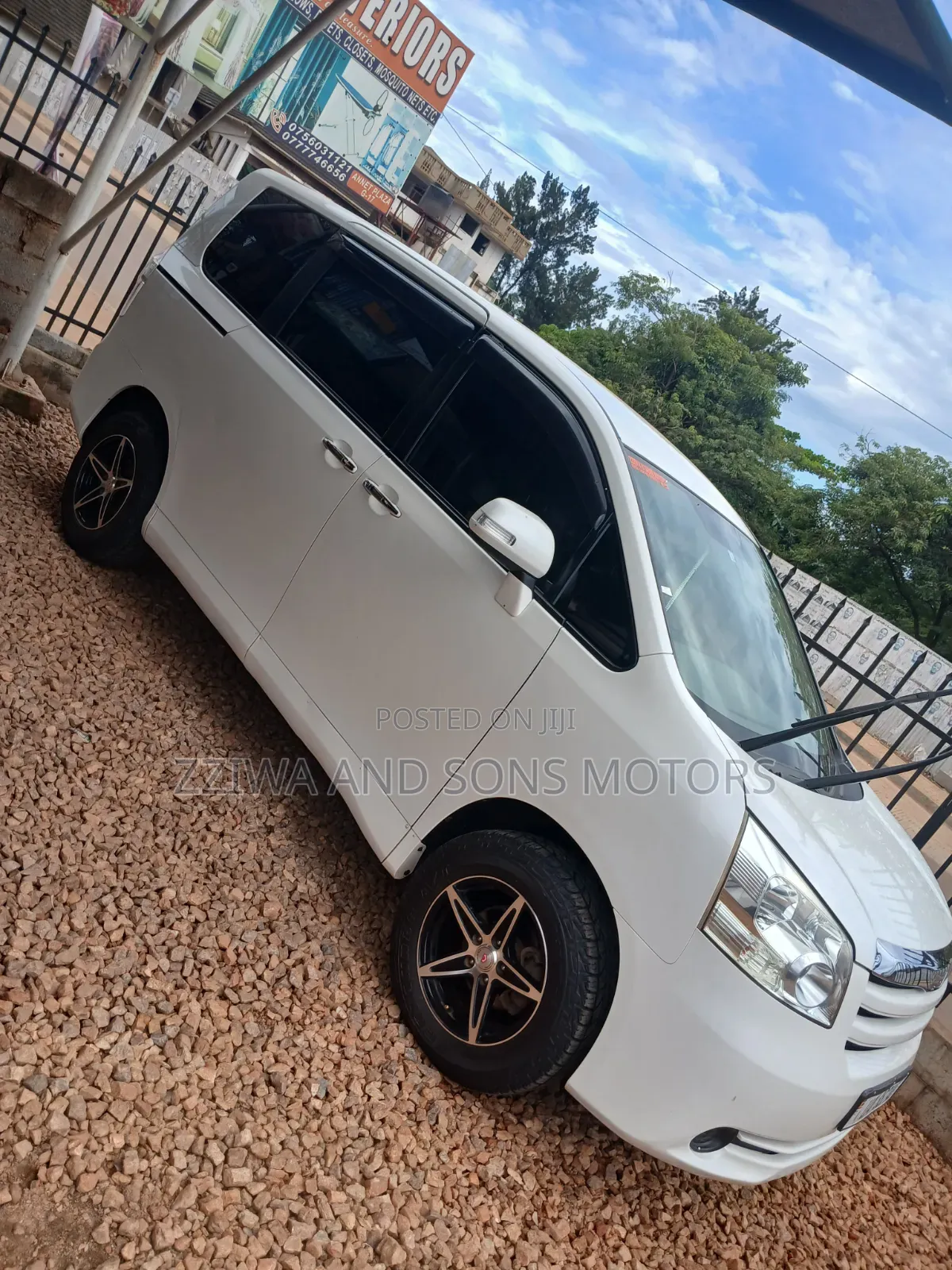 Toyota Noah 2.0 FWD (8 Seater) 2014 White