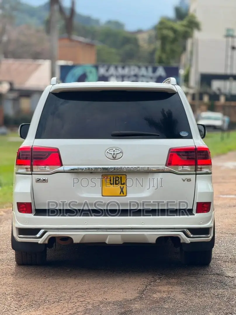 Toyota Land Cruiser 4.6 V8 ZX 2017 White