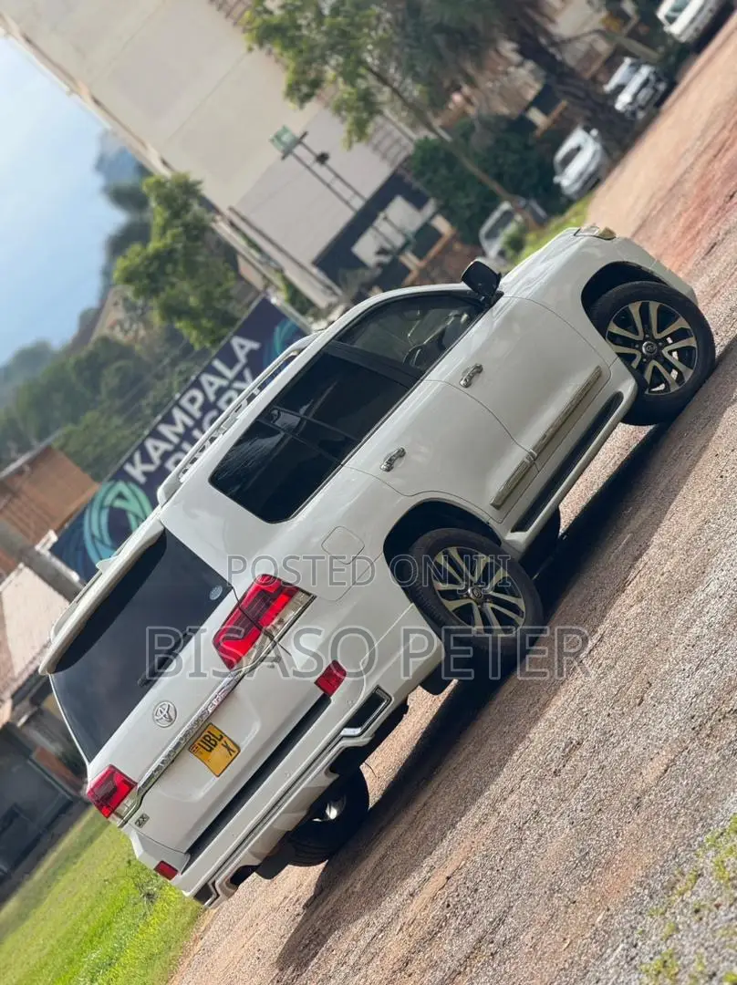 Toyota Land Cruiser 4.6 V8 ZX 2017 White