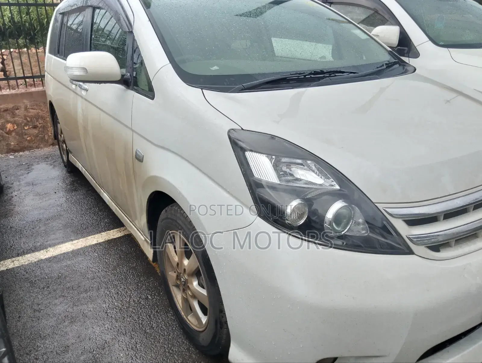 Toyota ISIS 1.8 L 2WD 2012 White