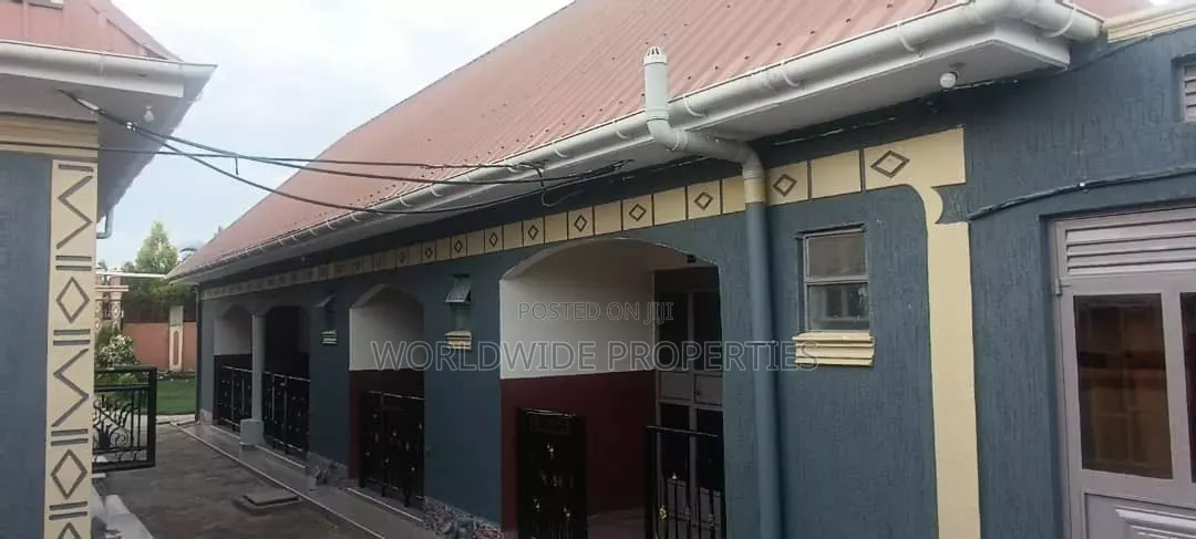 Furnished 8bdrm House in Nakasongola TC for sale