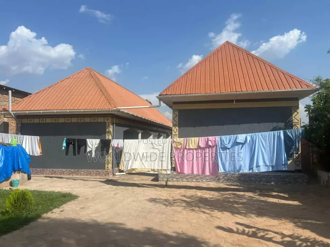 Furnished 8bdrm House in Nakasongola TC for sale