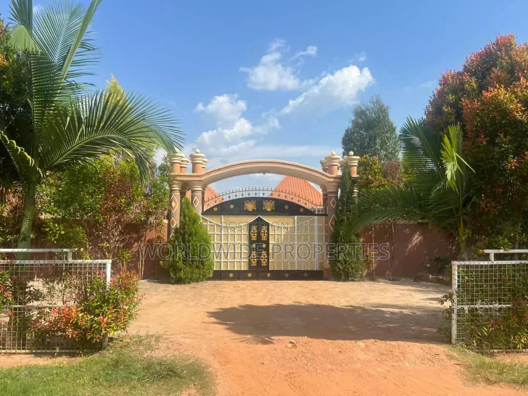 Furnished 8bdrm House in Nakasongola TC for sale