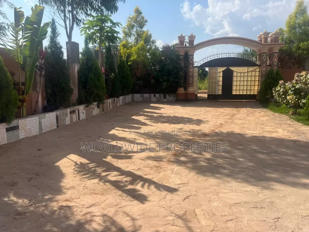 Furnished 8bdrm House in Nakasongola TC for sale