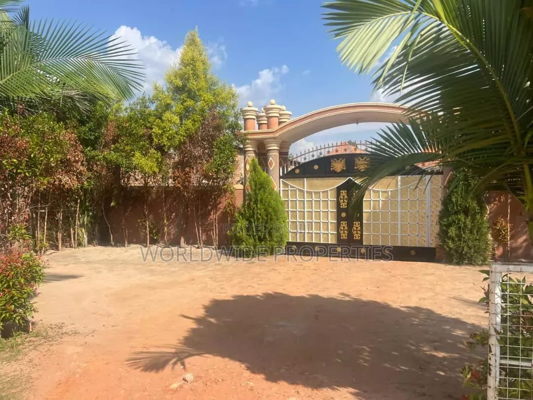 Furnished 8bdrm House in Nakasongola TC for sale