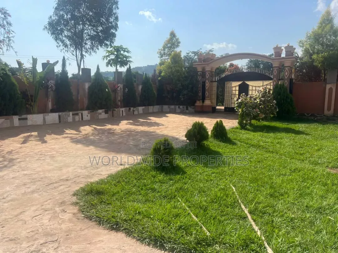 Furnished 8bdrm House in Nakasongola TC for sale