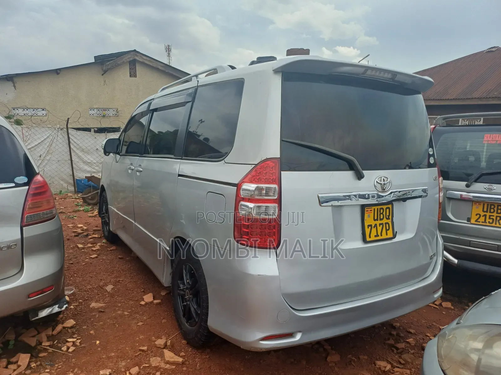 Toyota Noah 2.0 143hp AWD (8 Seater) 2012 Silver