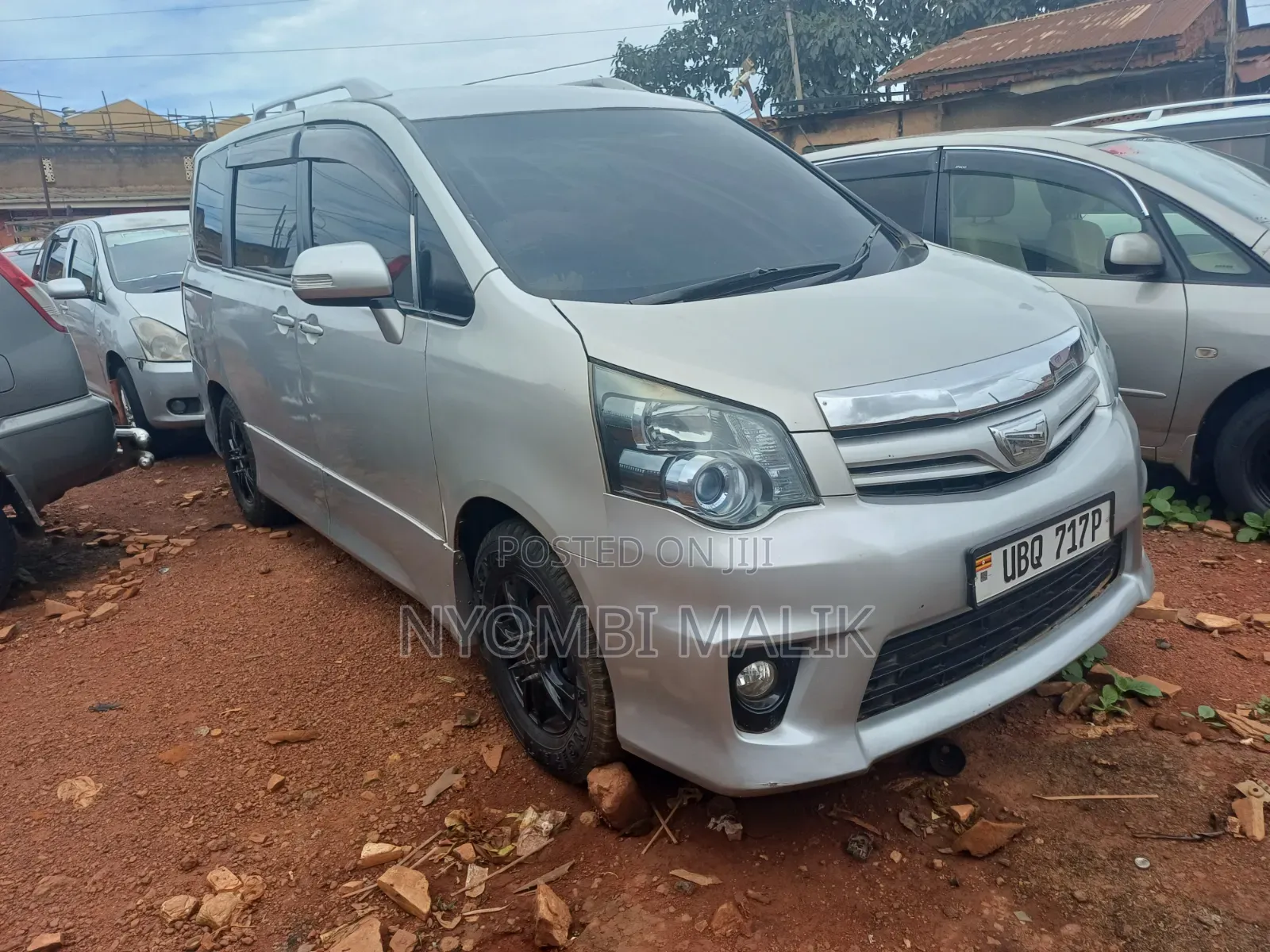 Toyota Noah 2.0 143hp AWD (8 Seater) 2012 Silver