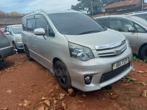 Toyota Noah 2.0 143hp AWD (8 Seater) 2012 Silver