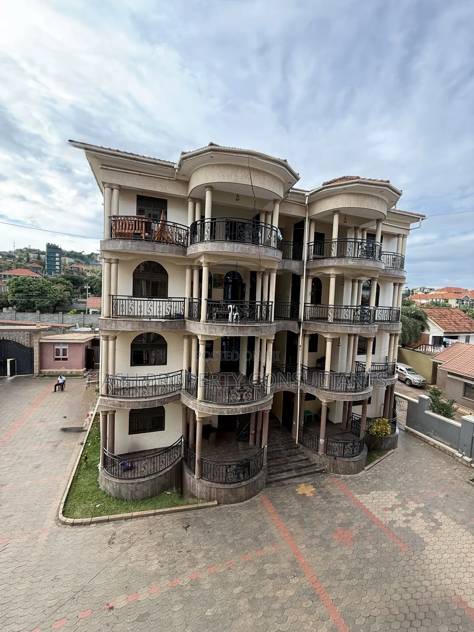 3bdrm Apartment in Muyenga, Central Division for rent