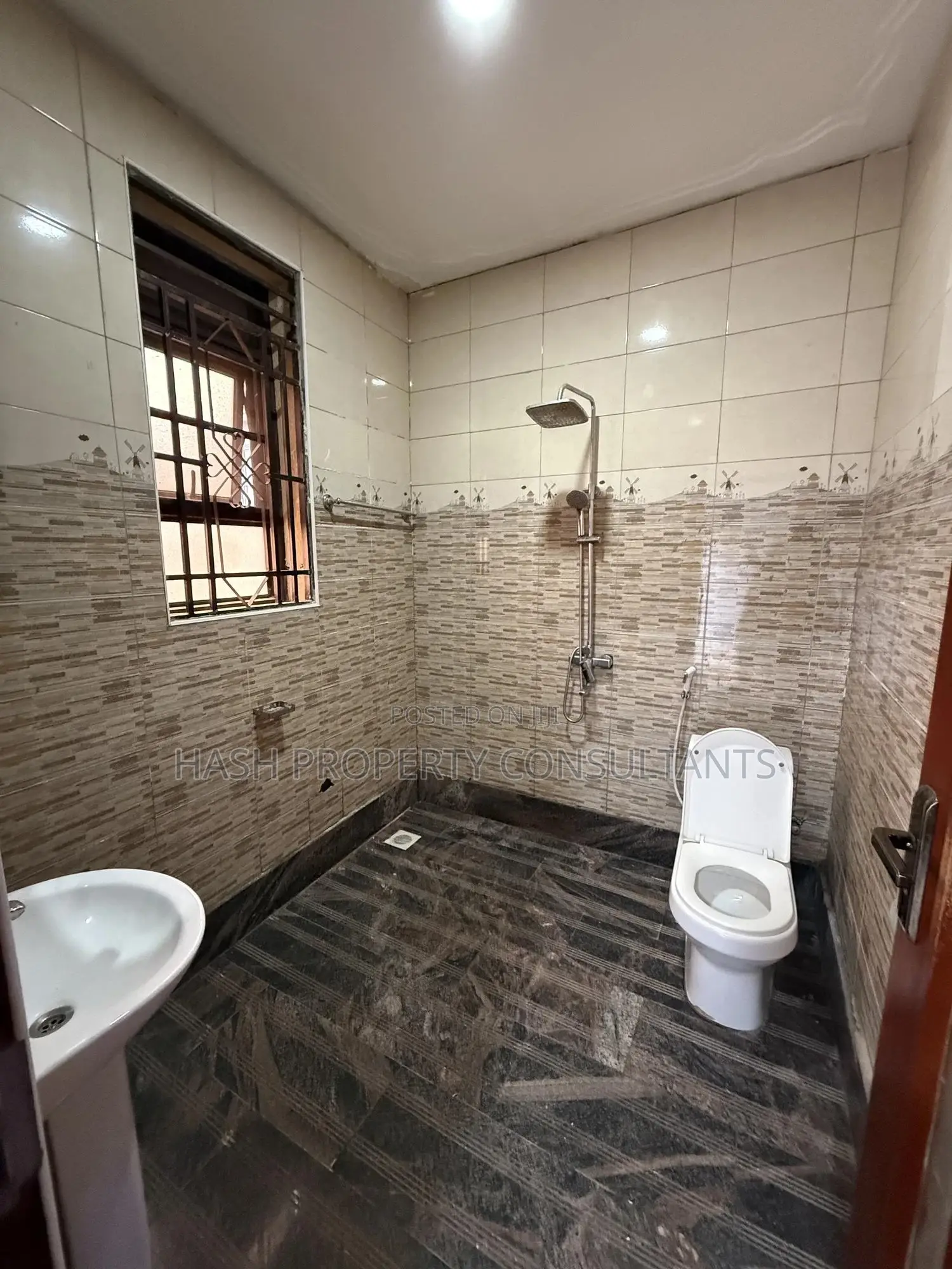 3bdrm Apartment in Muyenga, Central Division for rent