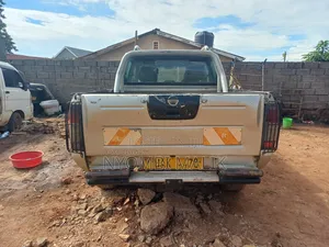Nissan Hardbody 2008 Gold