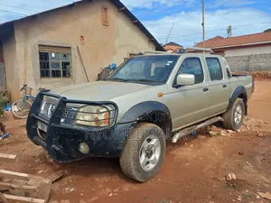 Nissan Hardbody 2008 Gold