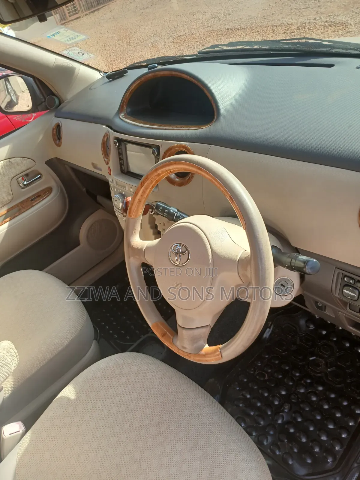 Toyota Sienta SV Premium 2014 Silver