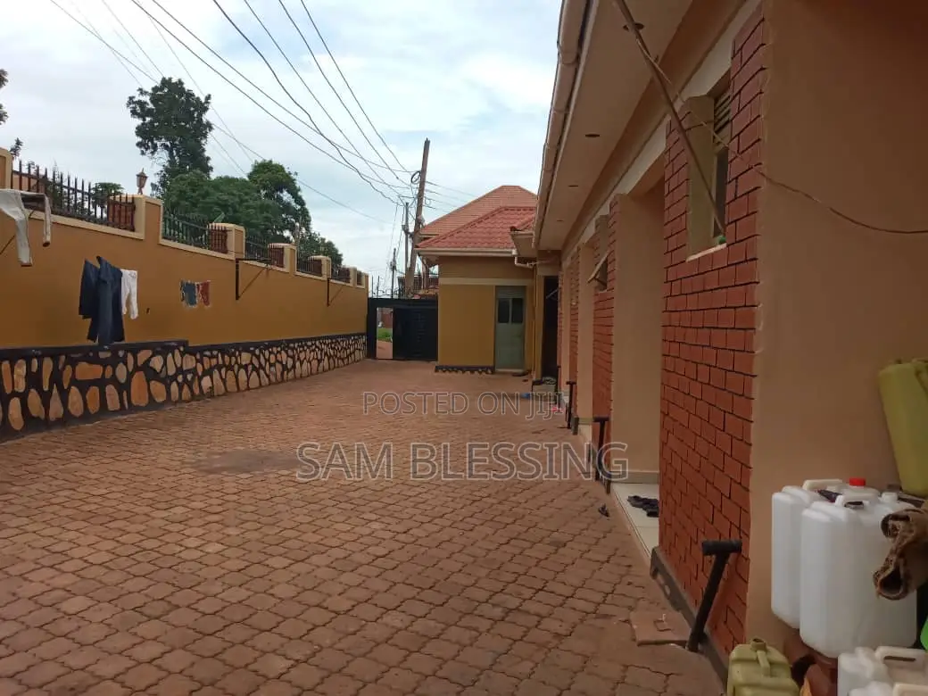 7bdrm Chalet in Kireka Biira Sentema, Central Division for sale