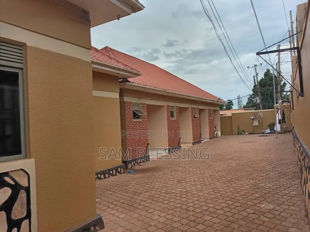 7bdrm Chalet in Kireka Biira Sentema, Central Division for sale