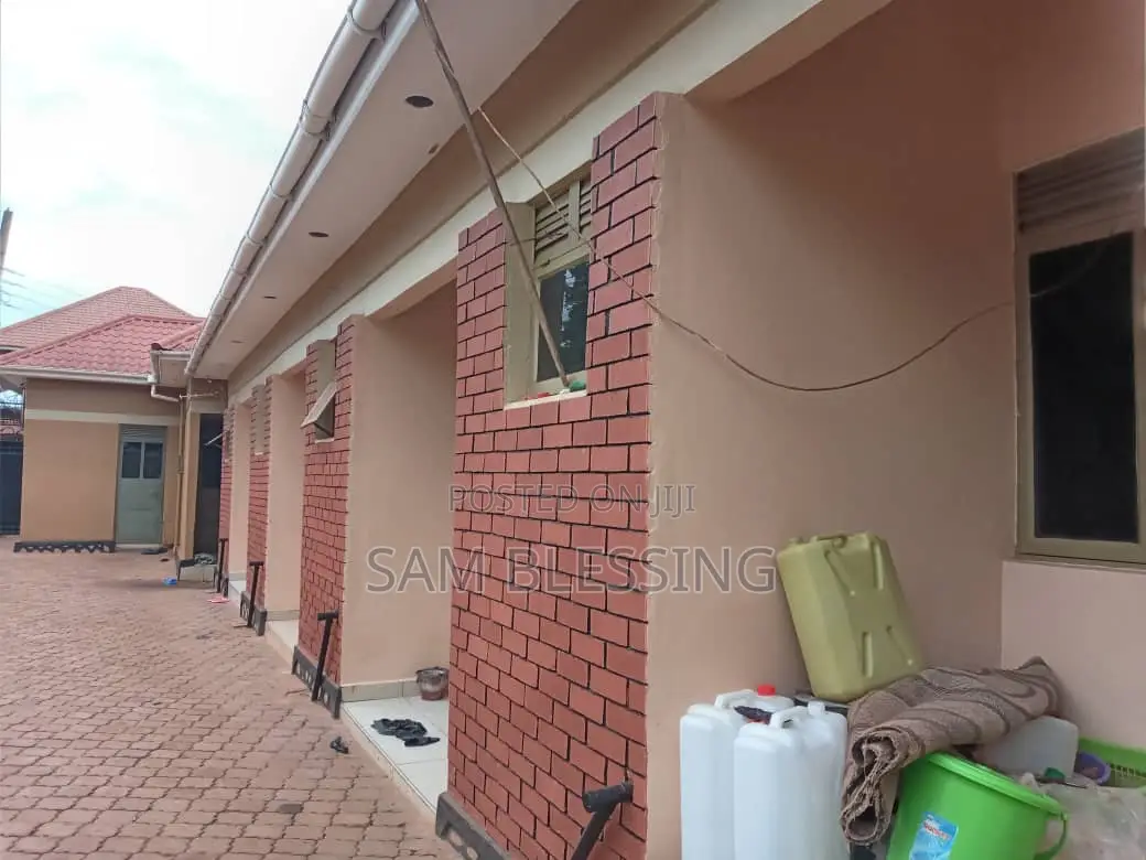 7bdrm Chalet in Kireka Biira Sentema, Central Division for sale