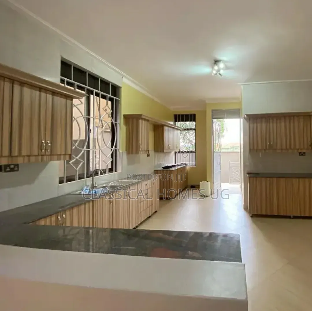 5bdrm Duplex in Lubowa Entebbe Road, Central Division for rent
