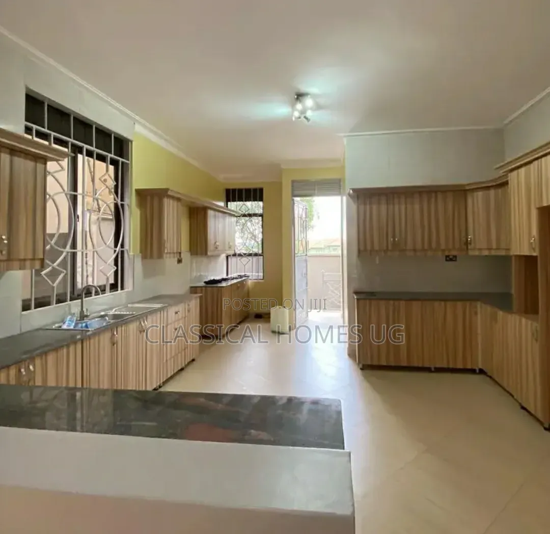 5bdrm Duplex in Lubowa Entebbe Road, Central Division for rent
