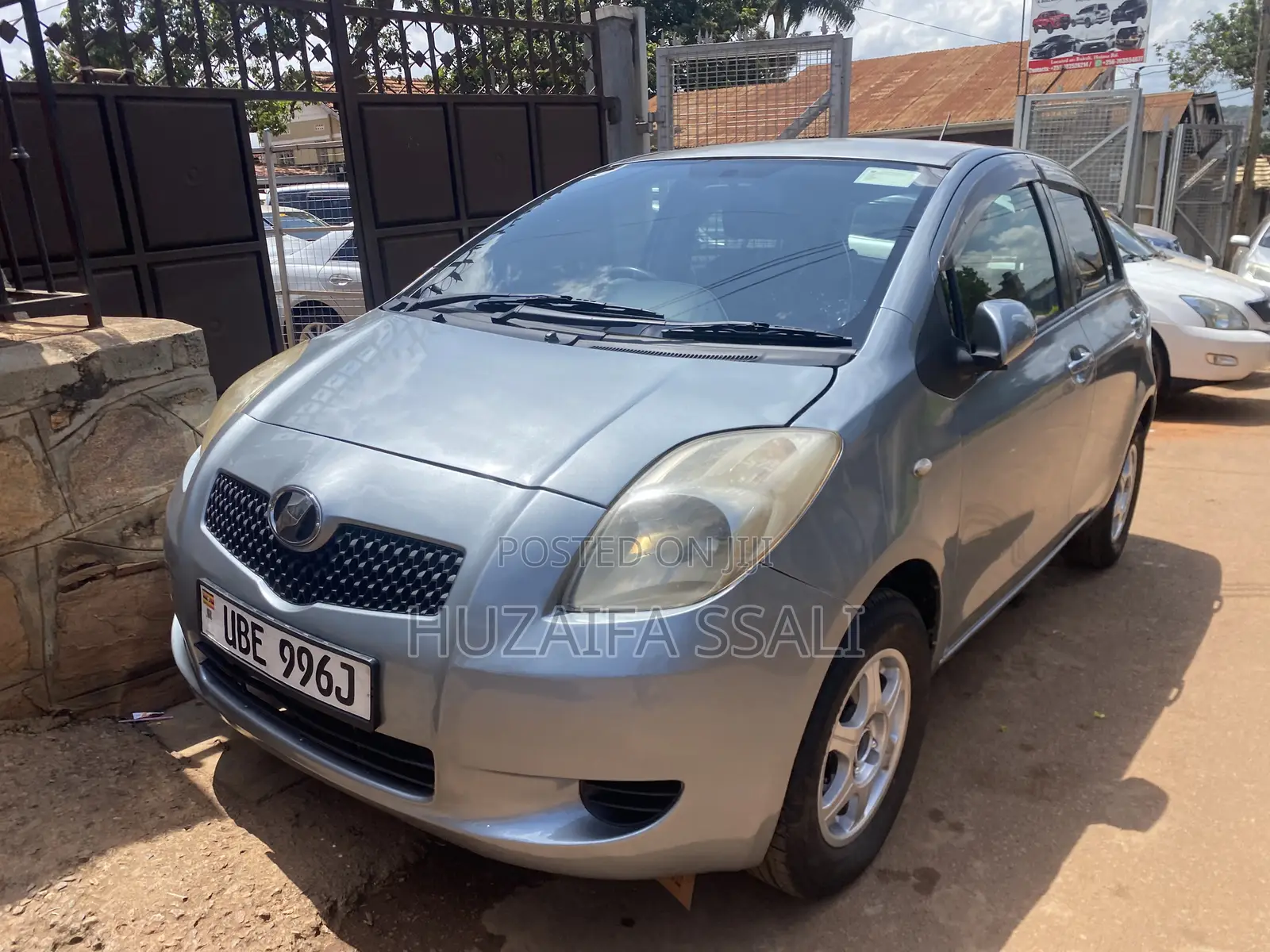 Toyota Vitz 2011 Silver