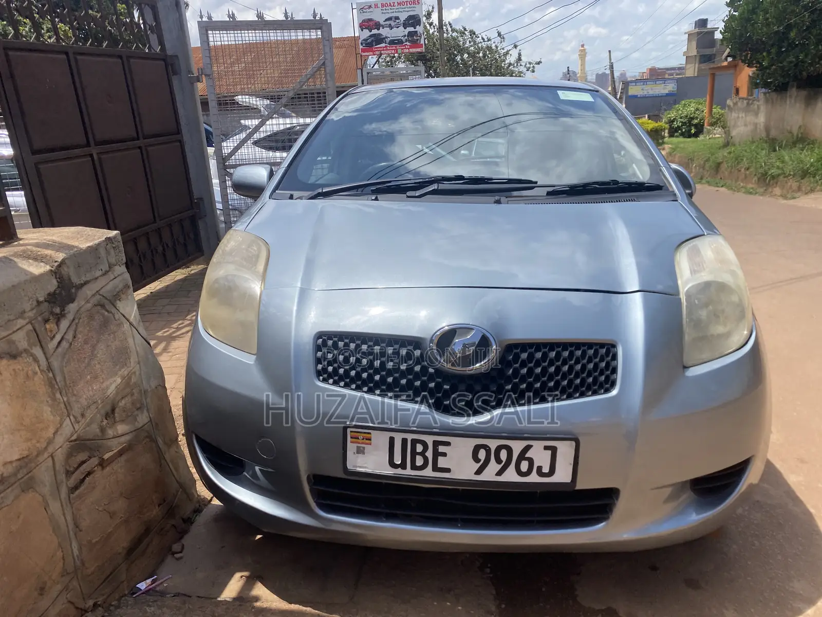 Toyota Vitz 2011 Silver
