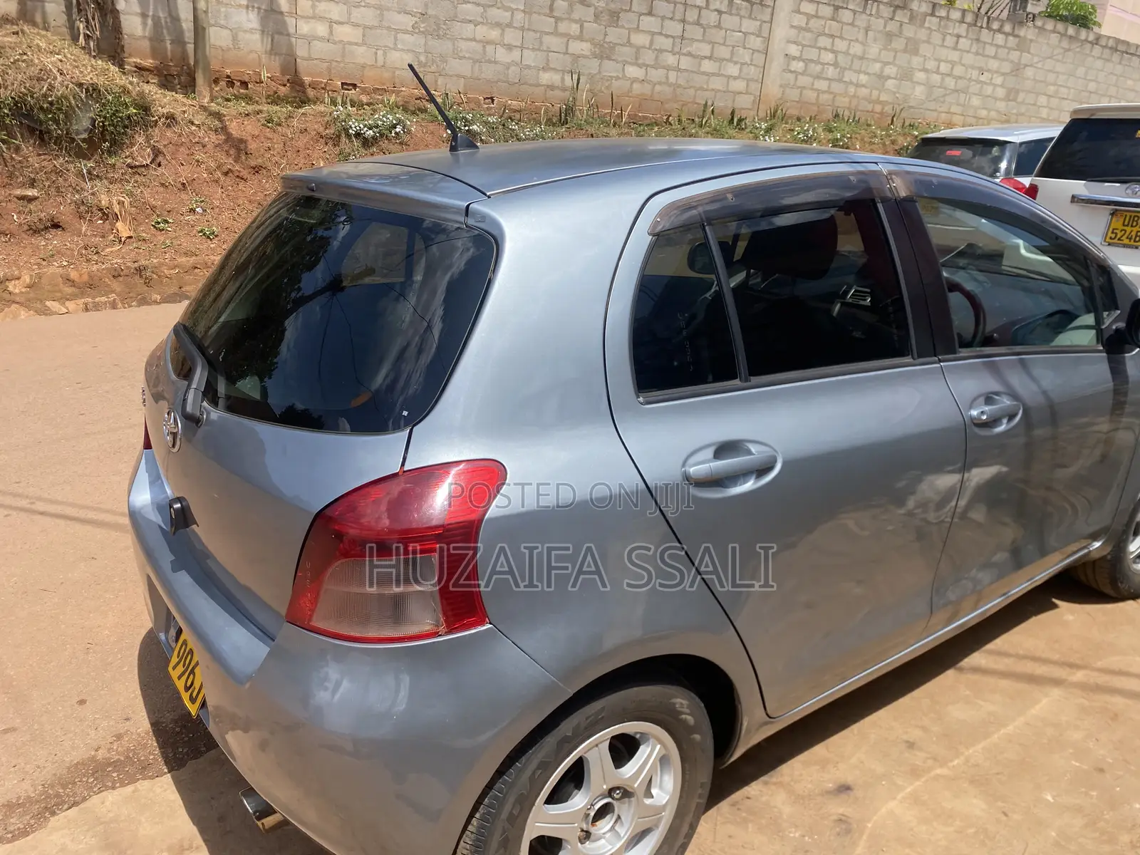Toyota Vitz 2011 Silver