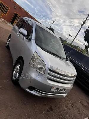 Toyota Noah 2009 Silver