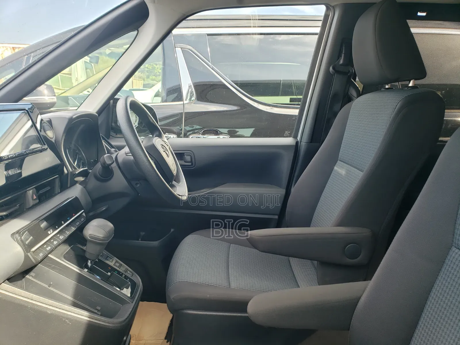 Toyota Noah 2.0 AWD (8 Seater) 2021 Ivory