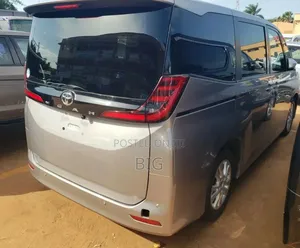 Toyota Noah 2.0 AWD (8 Seater) 2021 Ivory