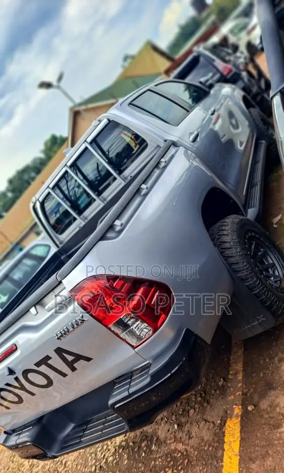 Toyota Hilux 2024 Gray
