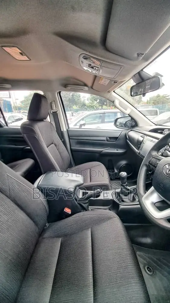Toyota Hilux 2024 Gray