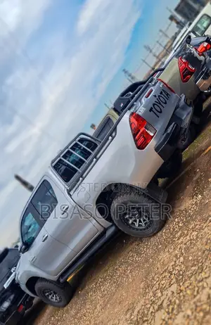 Toyota Hilux 2024 Gray
