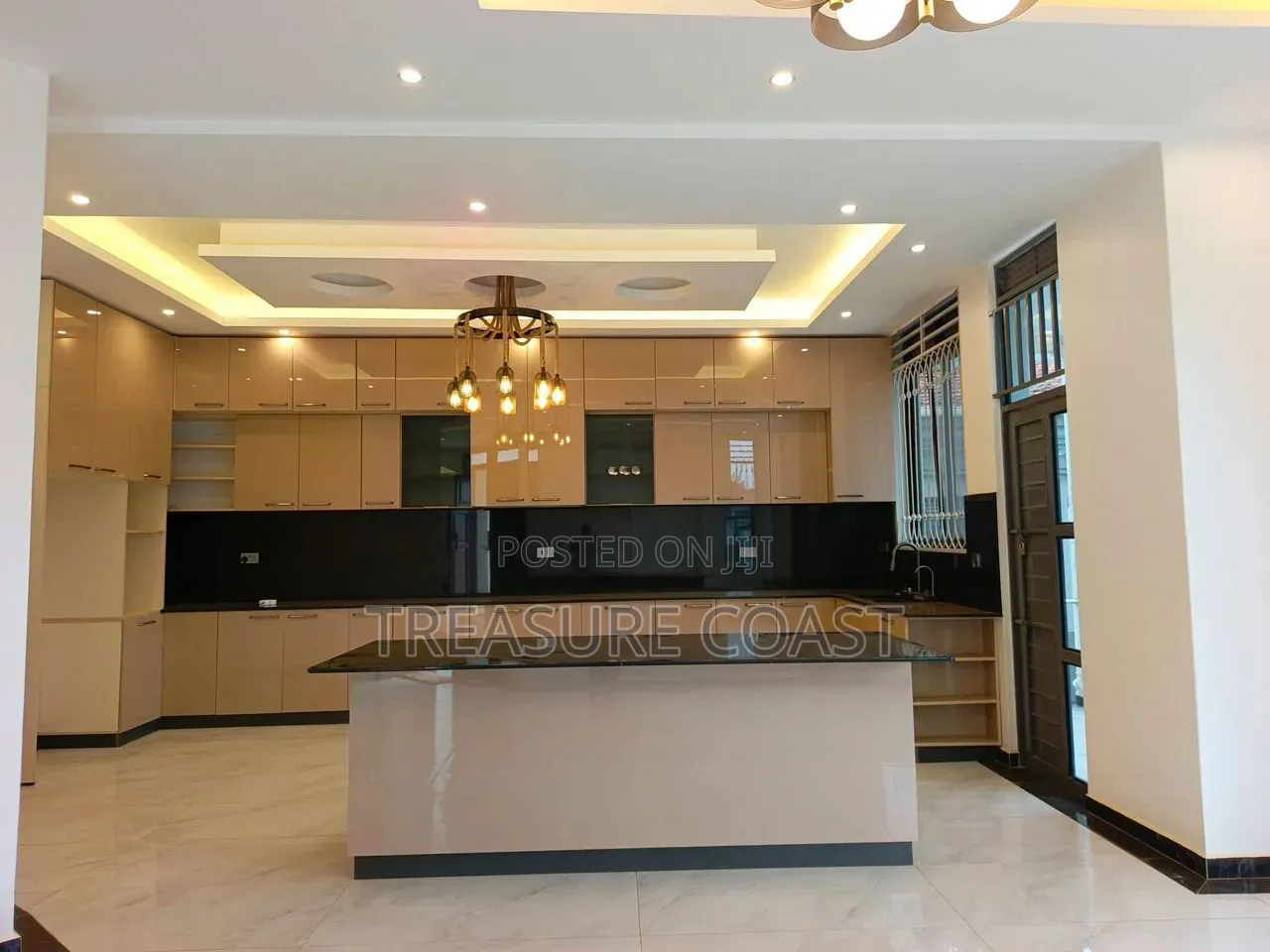 5bdrm Mansion in Kira for sale
