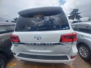Toyota Land Cruiser 4.6 V8 ZX 2018 White