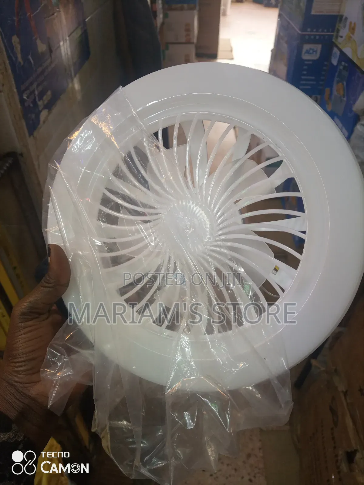 Ceiling Fan Light With Led Lamp and White Fan Blades.