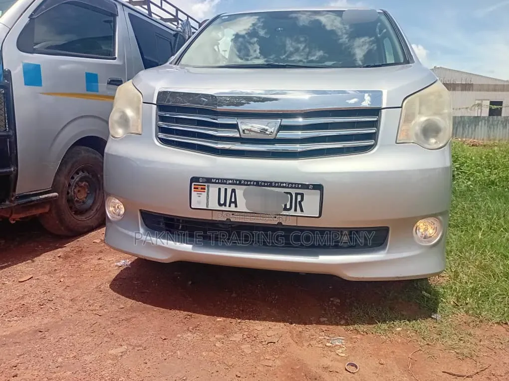 Toyota Noah 2.0 143hp AWD (7 Seater) 2013 Silver