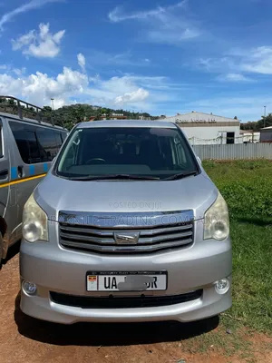 Toyota Noah 2.0 143hp AWD (7 Seater) 2013 Silver