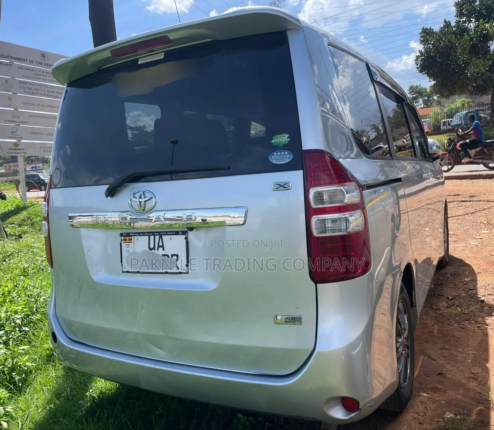 Toyota Noah 2.0 143hp AWD (7 Seater) 2013 Silver