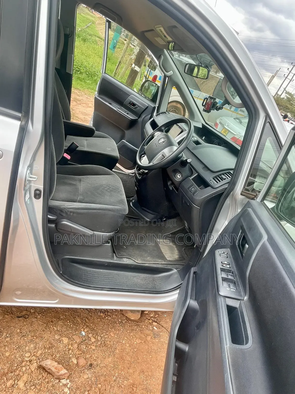 Toyota Noah 2.0 143hp AWD (7 Seater) 2013 Silver