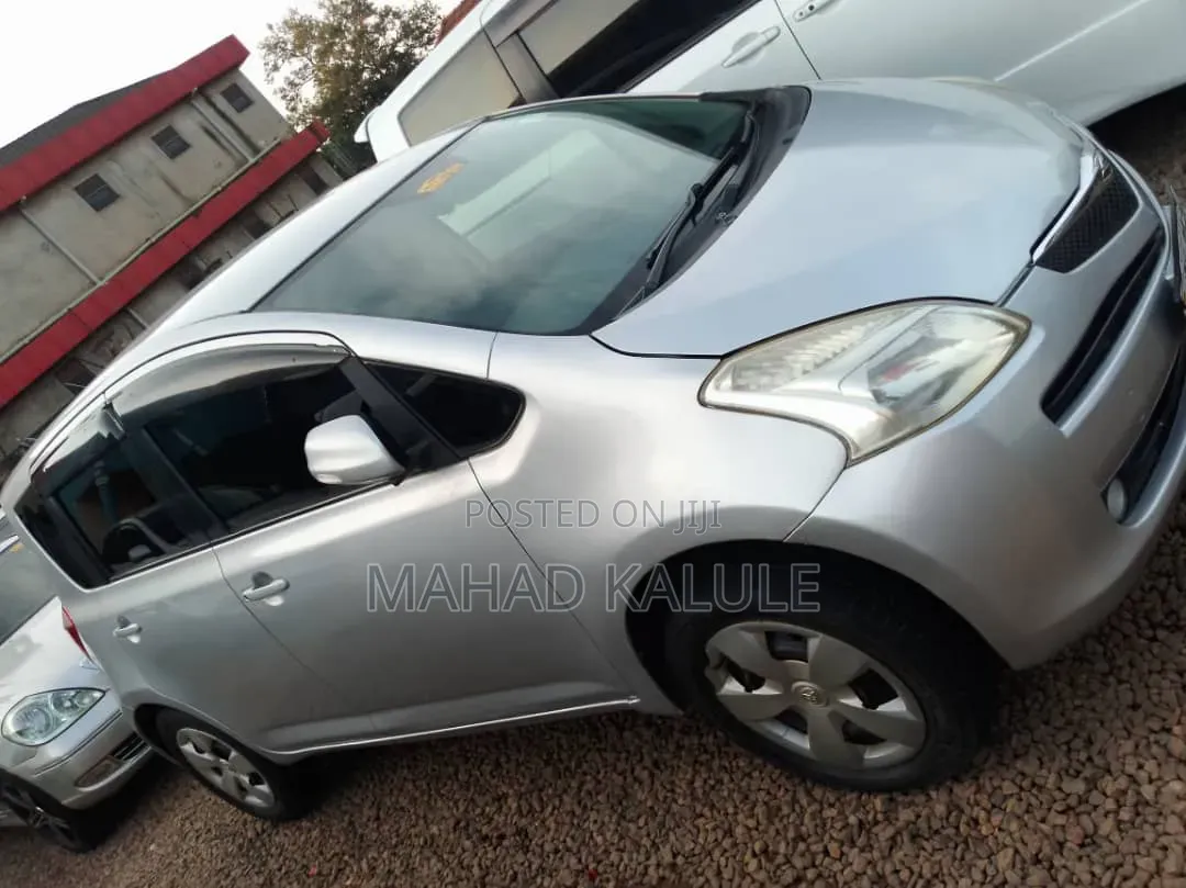 Toyota Ractis 2010 Silver