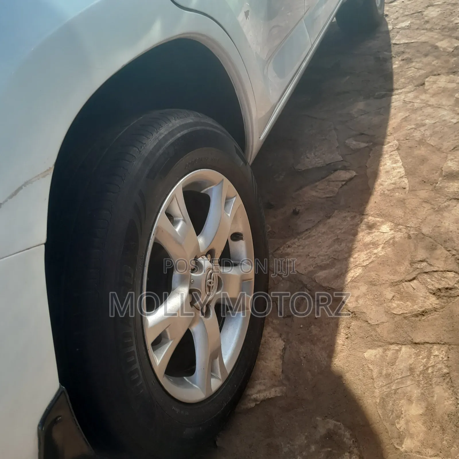 Toyota Vanguard 2002 White